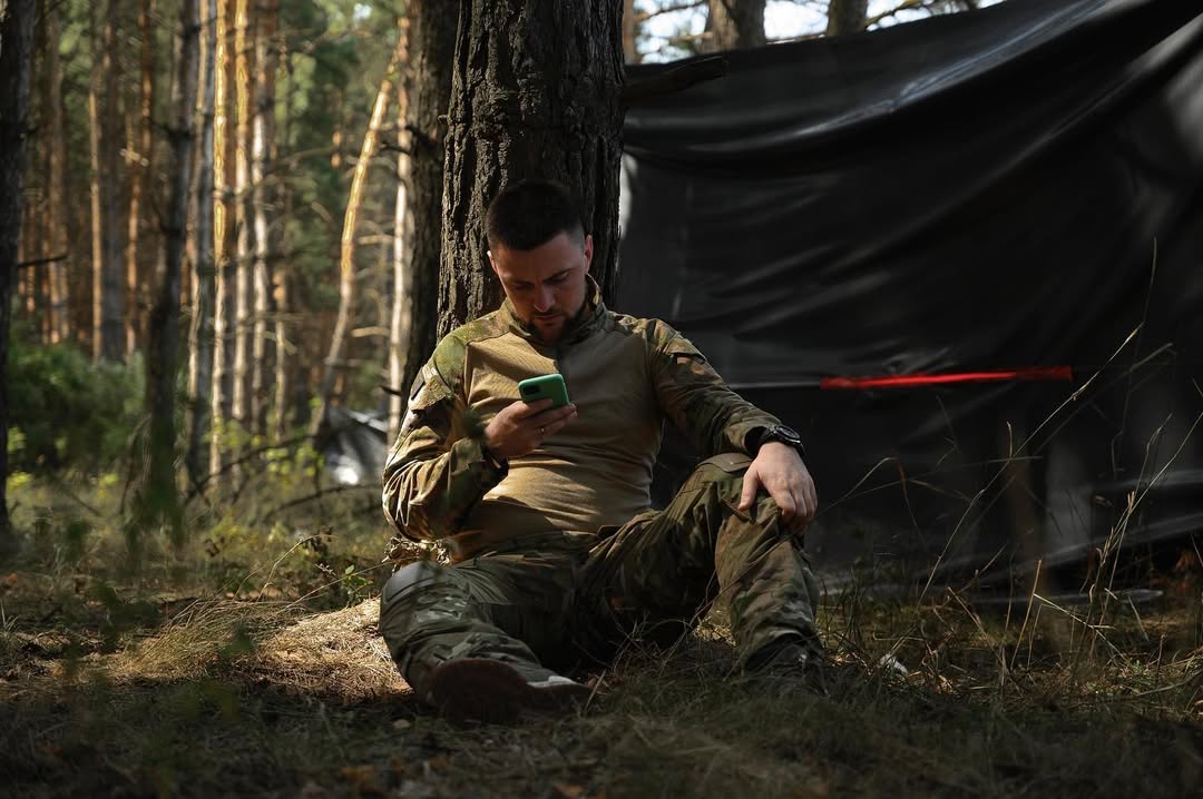 “Не розуміють, як живемо ми”: репер Ярмак у ЗСУ пояснив, чому чоловіки “з відстрочкою” не соромляться відпочивати